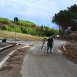 Giardinieri tagliano l'erba incolta a Giardino di Roma