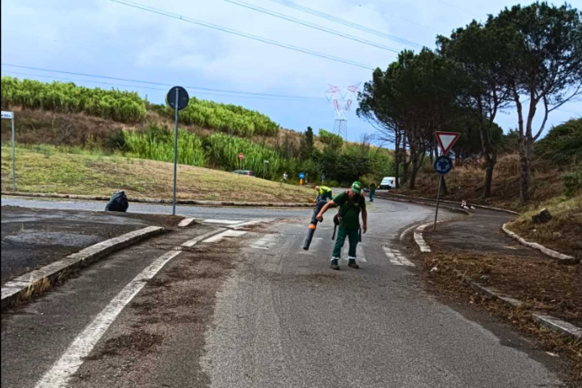 Giardinieri tagliano l'erba incolta a Giardino di Roma