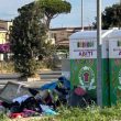 Vestiti abbandonati in strada all'Isola Sacra