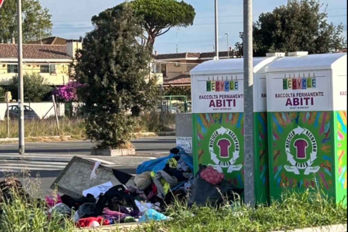 Rovista cassonetti in azione all’Isola Sacra, forzati i contenitori degli abiti usati. I residenti: “Spettacolo indecoroso”