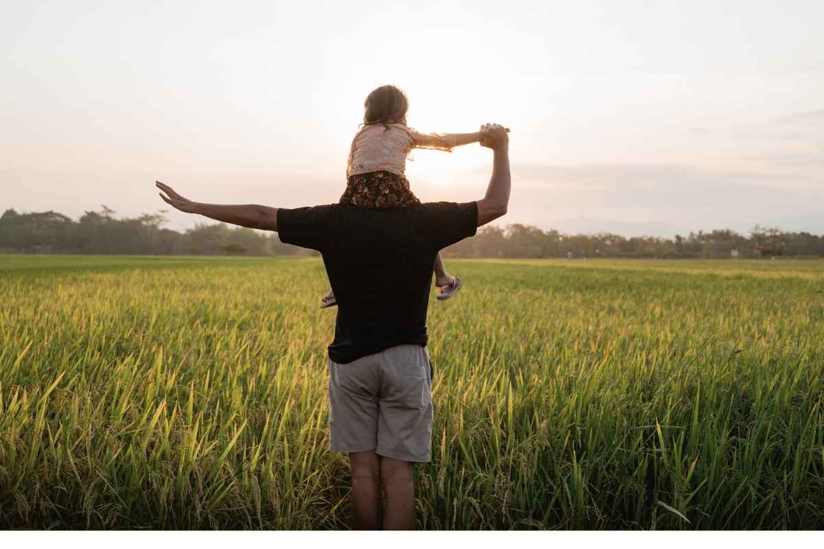 Paura per una bambina a Ostia, cade dalle spalle del papà e batte la testa a terra: portata al Bambino Gesù