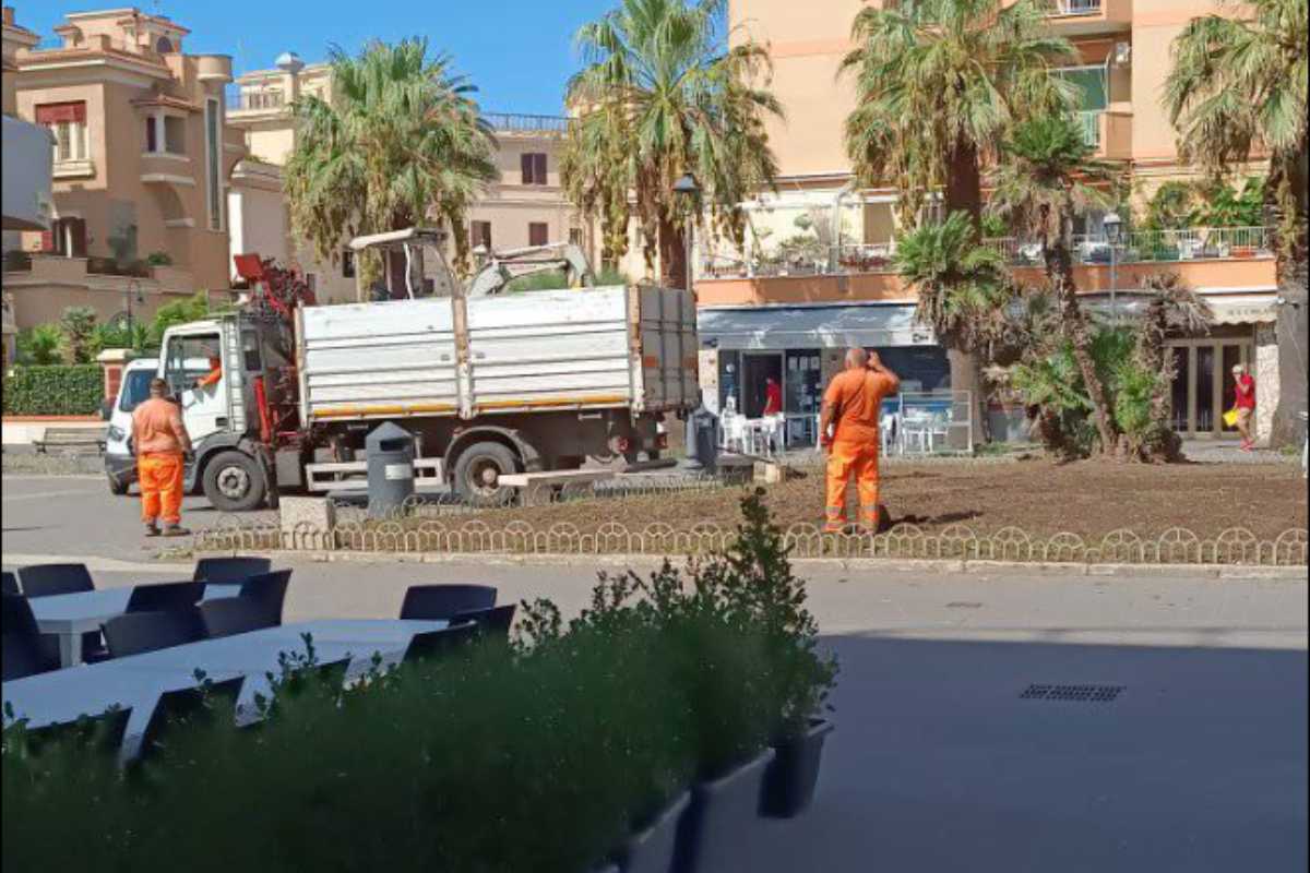 Servizio giardini a piazza Anco Marzio