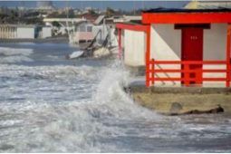 Mareggiata si abbatte su una spiaggia