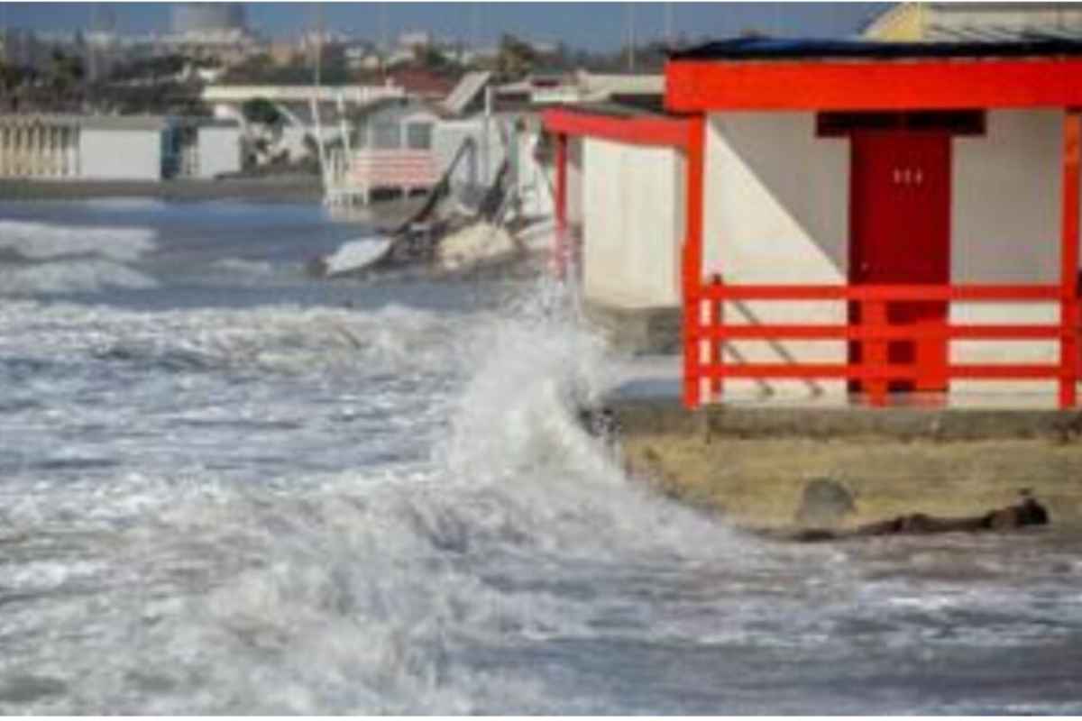 Nuova mareggiata si abbatte su Ostia, gli stabilimenti balneari contano i danni