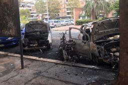 Auto andate in fiamme nella zona di Repubbliche Marinare a Ostia