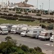 Camper in sosta sul lungomare di Ostia