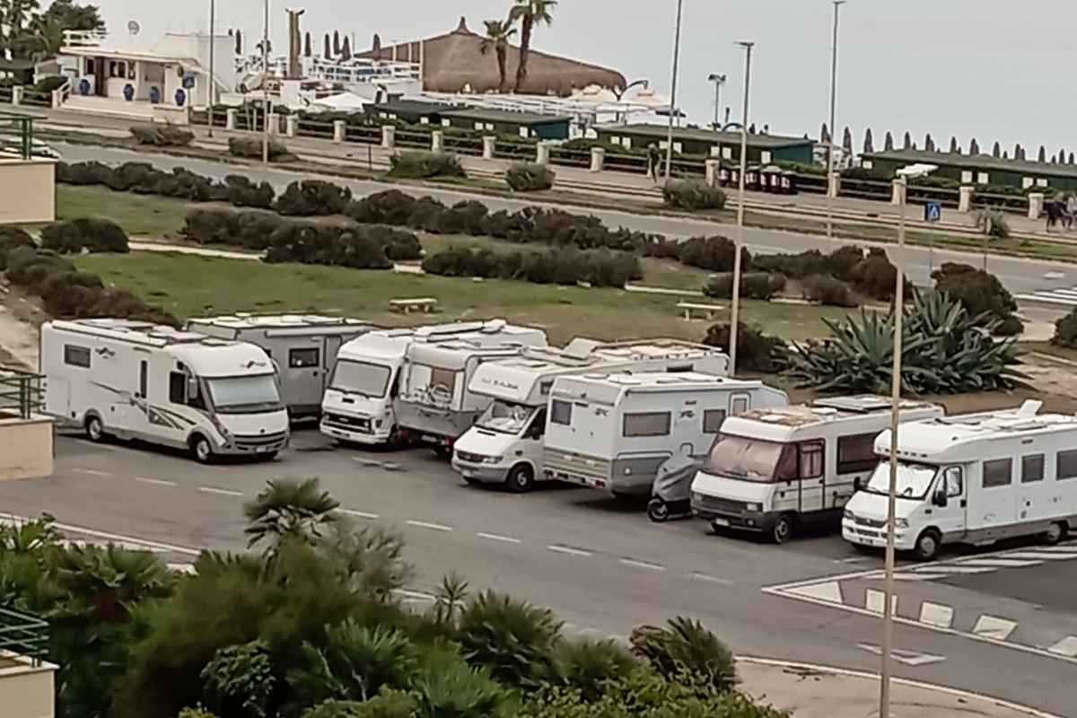 Campeggio vista mare a Ostia, aumentano camper e tende sul lungomare