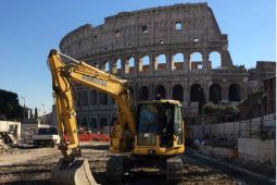 Cantiere davanti al Colosseo