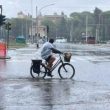 Ciclista sotto il diluvio a Roma