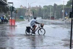 Ciclista sotto il diluvio a Roma