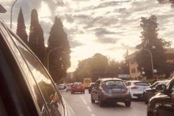 Traffico davanti alla scuola Leonardo Sciascia di Roma