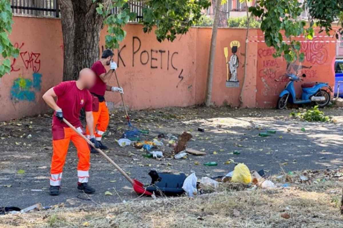 Ama pulisce le strade di Roma